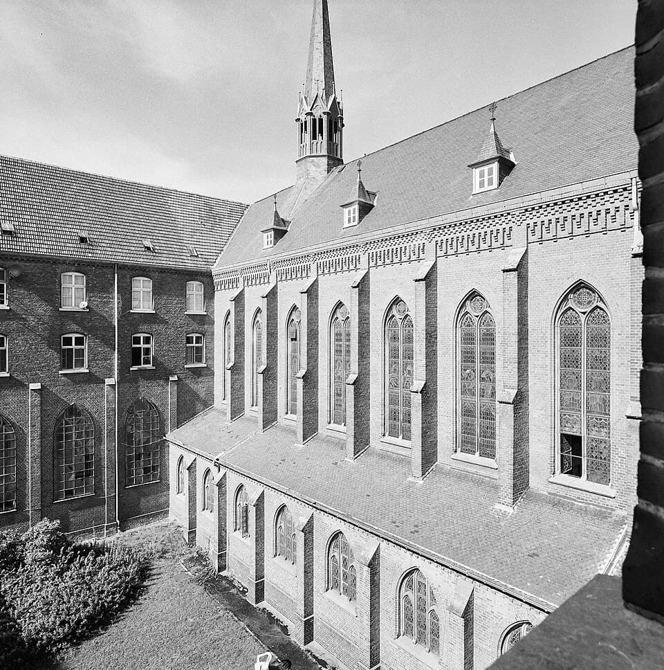 Maharishi Mahesh Yogi - Klooster Sint Ludwig: Binnenhof met zicht op zijgevel van de kapel