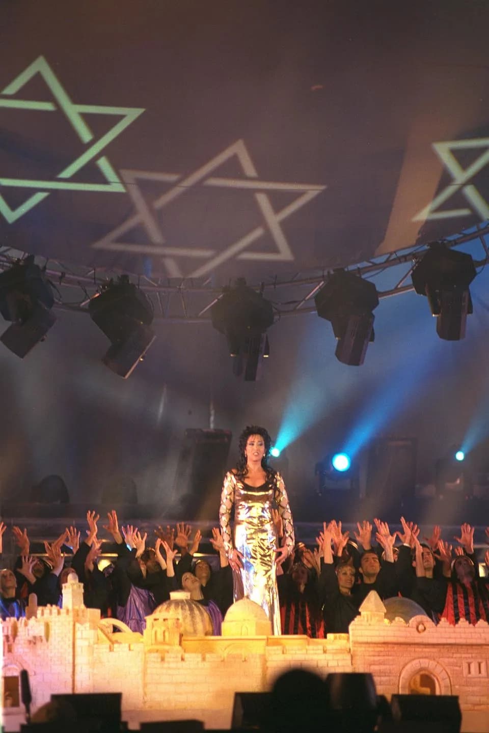 Ofra Haza - SINGER OFRA HAZA AT THE JUBILEE CHIMES PERFORMANCE AT GIVAT RAM, JERUSALEM, IN HONOR OF THE 50TH  INDEPENDENCE DAY OF THE STATE OF ISRAEL.
הזמרת עופרה חזה מופיעה בחגיגות היובל בגבעת רם, יר