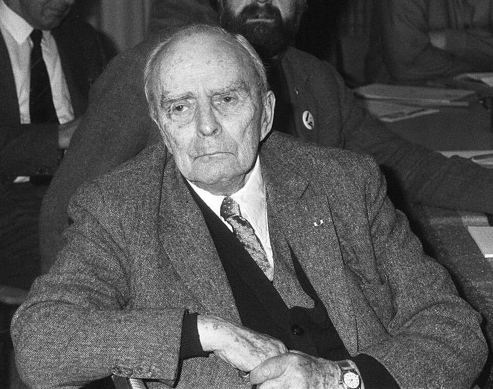 Seán MacBride - Nobelprijswinnaar Seán MacBride nam het 1 exemplaar van de Engelse vertaling dagvaarding tegen de staat in ontvangst Mozeshuis, Amsterdam
