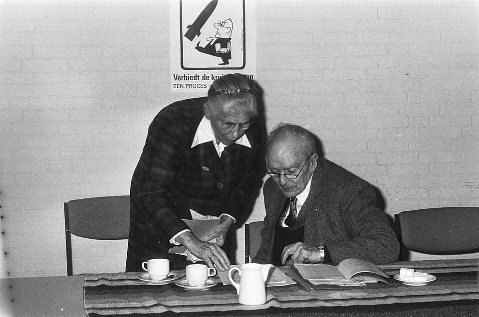 Seán MacBride - Collectie / Archief : Fotocollectie Anefo
Reportage / Serie : Nobelprijswinnaar Seán MacBride nam het 1 exemplaar van de Engelse vertaling dagvaarding tegen de staat in ontvangst Mozes