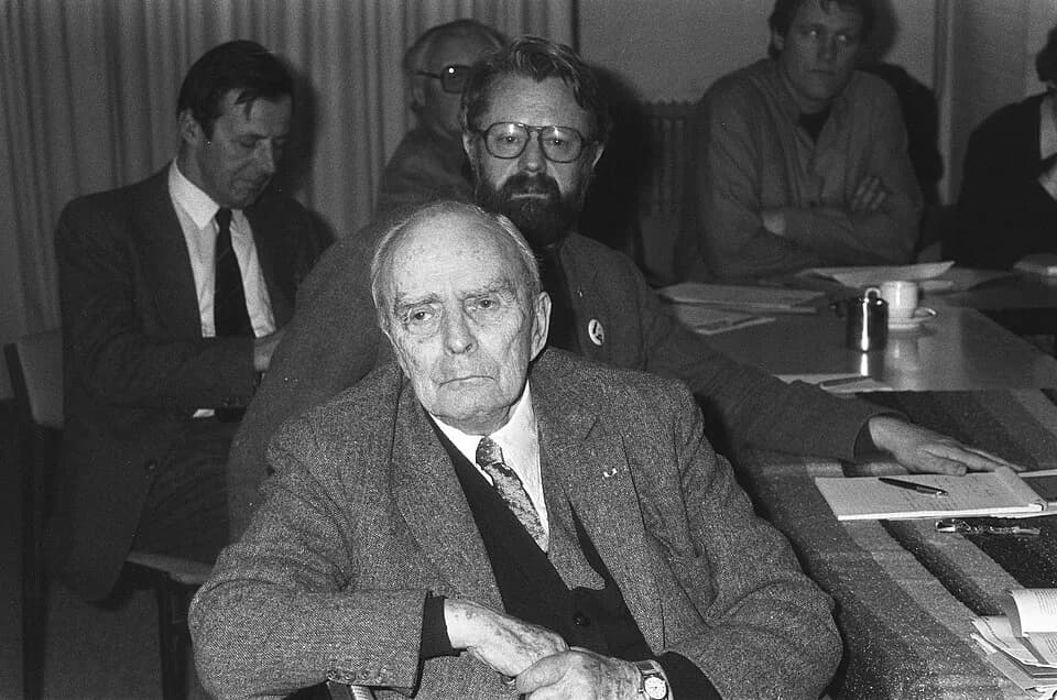 Seán MacBride - Collectie / Archief : Fotocollectie Anefo
Reportage / Serie : Nobelprijswinnaar Seán MacBride nam het 1 exemplaar van de Engelse vertaling dagvaarding tegen de staat in ontvangst Mozes
