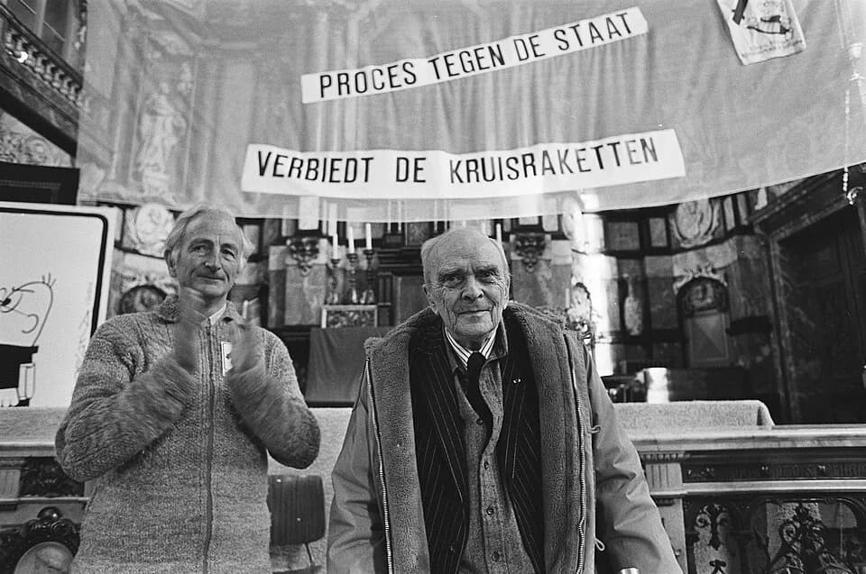 Seán MacBride - Stichting Verbiedt de Kruisraketten houdt landelijke studiedag over proces tegen staat in Mozes en Aaronkerk Amsterdam. Hans Wiebenga &amp; Sean MacBride