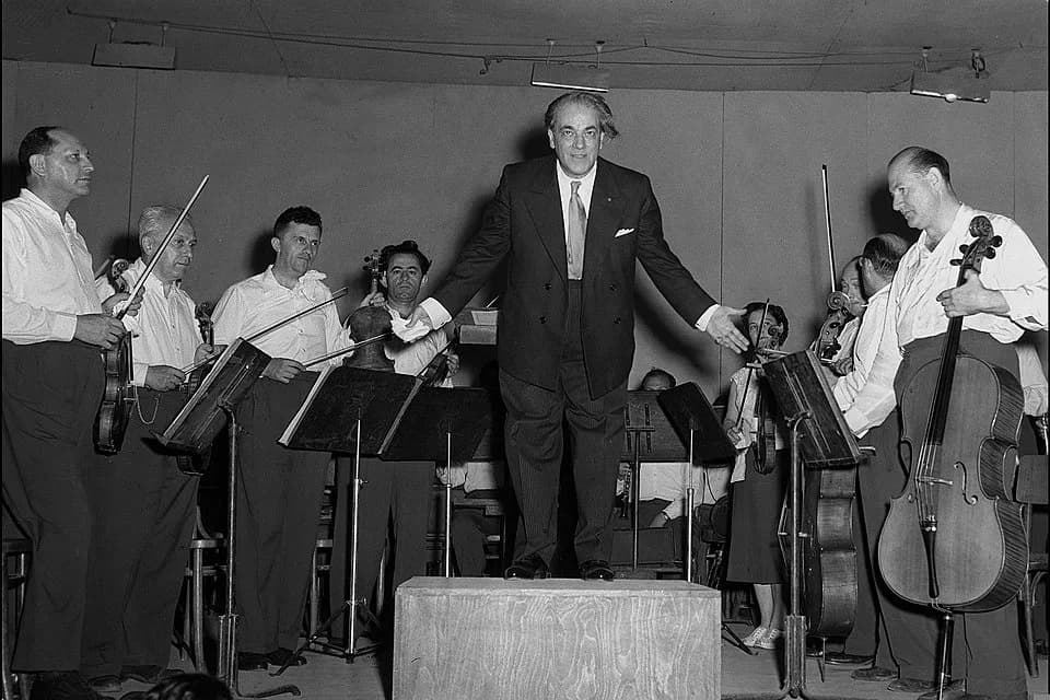 Heitor Villa-Lobos - Original Description: COMPOSER HEITOR VILLA-LOBOS BOWS TO THE PUBLIC AFTER HIS CONCERT AT THE "OHEL SHEM" HALL IN TEL AVIV.