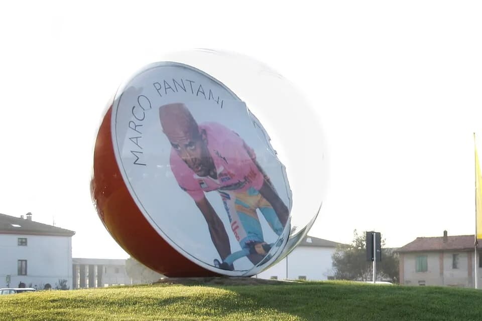 Marco Pantani - Biglia di Pantani.
Luogo: Imola, torre ex Mercatone Uno, accanto all’Autostrada Adriatica