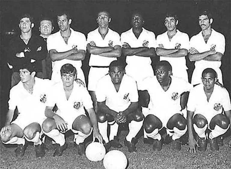 Carlos Alberto Torres - Santos de Pelé retratado pelo jornal argentino La Nación por escalar o argentino Ramos Delgado, terceiro jogador em pé
