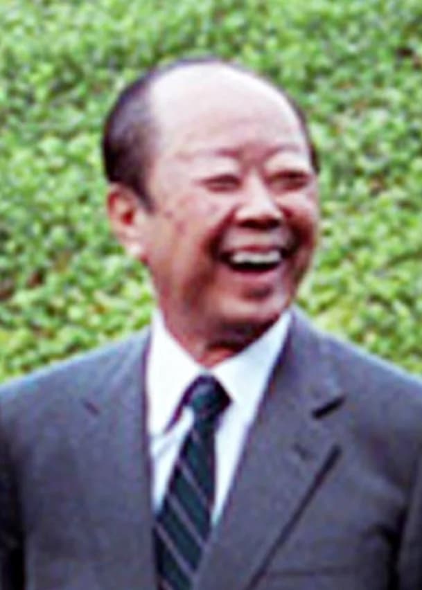 Kiichi Miyazawa - President William J. Clinton with Prime Minister Kiichi Miyazawa in the Garden of Iikura House, 07/06/1993