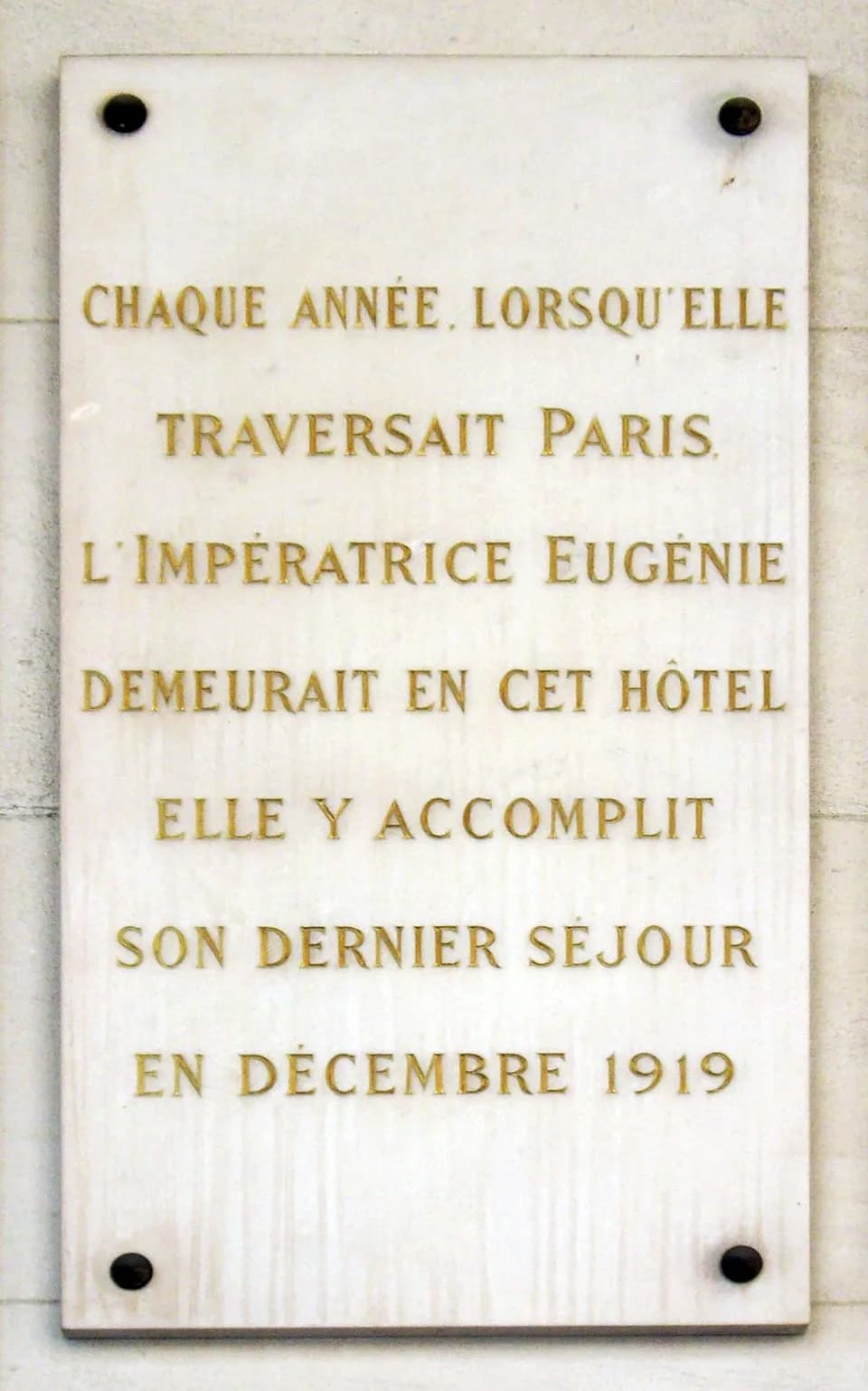 Eugénie de Montijo - Plaque apposée sur la façade de l'hôtel Westin au n° 3 de la rue de Castiglione, Paris 1er. « Chaque année, lorsqu'elle traversait Paris, l'impératrice Eugénie demeurait en cet hô