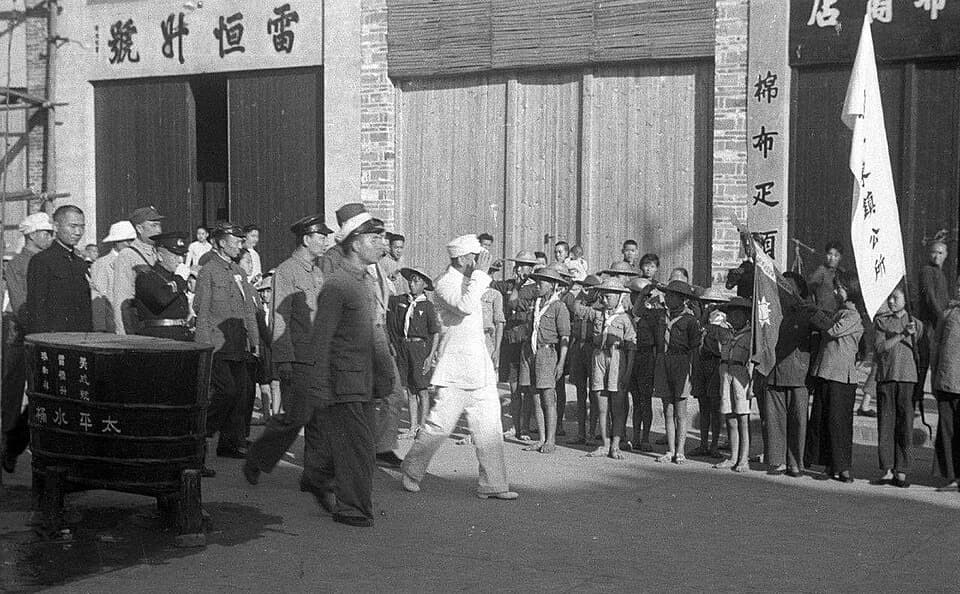 Chiang Ching-kuo - Chiang Ching-kuo saluting schoolchildren in Gannan. Gannan during the early 1940s. Chiang Ching-kuo was appointed as commissioner of Gannan Prefecture (贛南) between 1939 and 1945.