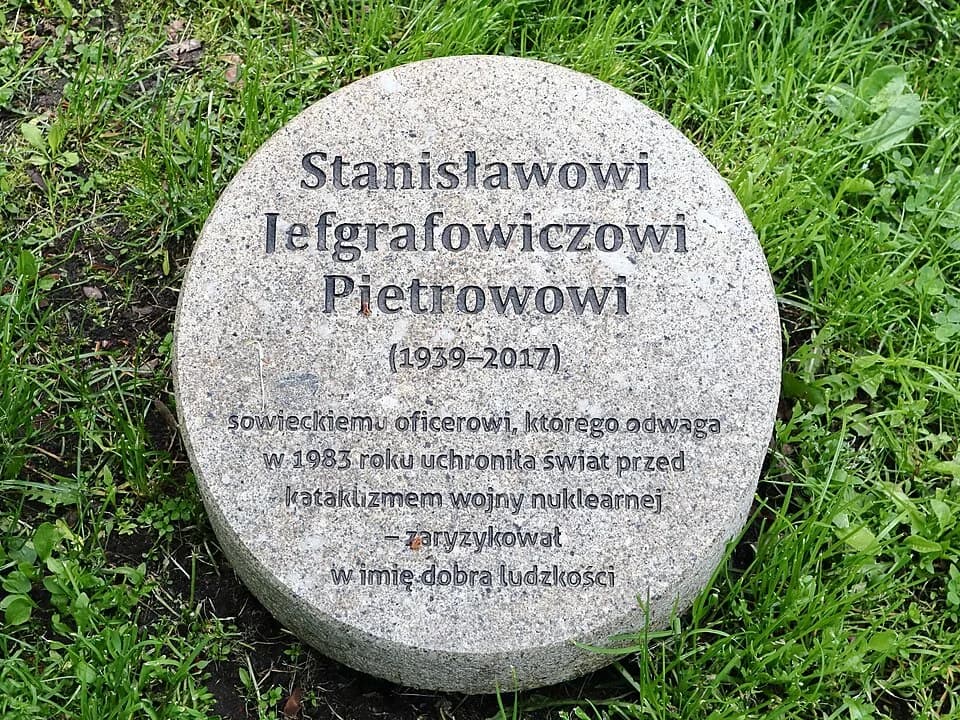Stanislav Petrov - Ogród Sprawiedliwych na skwerze Jura-Gorzechowskiego w Warszawie, Stanisław Jewgrafowicz Pietrow.