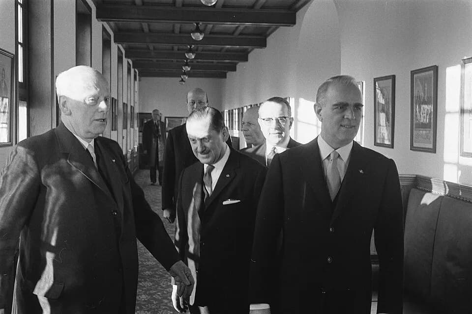 Konstantinos Karamanlis - Collectie / Archief : Fotocollectie Anefo
Reportage / Serie : [ onbekend ]
Beschrijving : Griekse Minister-President bezoeken gebracht aan voorzitt Eerste en Tweede Kamer .  