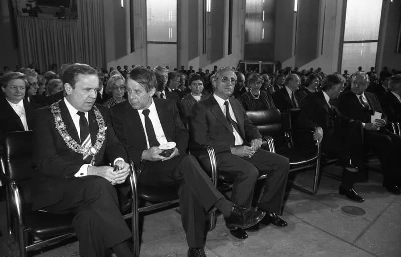 Siegfried Lenz - For documentary purposes the German Federal Archive often retained the original image captions, which may be erroneous, biased, obsolete or politically extreme. 16.10.1983
Verleihung 