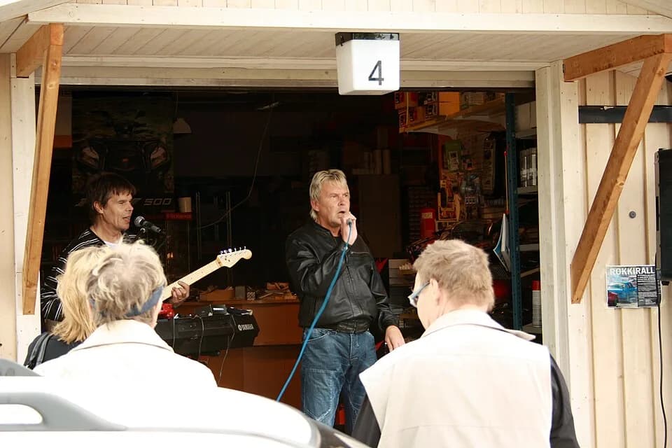 Matti Nykänen - Matti Nykänen singing and joking with his guitarist during a performance held at a car repair parts shop in Kirkkonummi, on the 19th of June 2010.