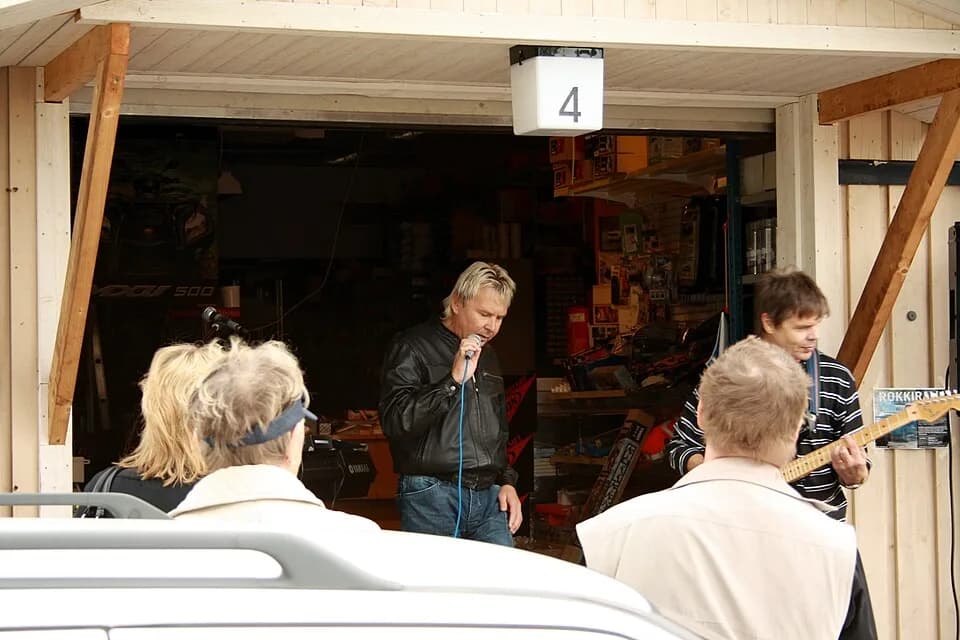 Matti Nykänen - Matti Nykänen singing and joking with his guitarist during a performance held at a car repair parts shop in Kirkkonummi, on the 19th of June 2010.