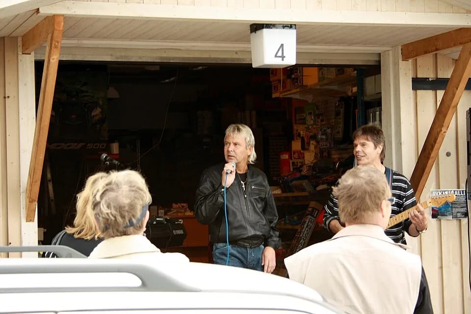 Matti Nykänen - Matti Nykänen singing and joking with his guitarist during a performance held at a car repair parts shop in Kirkkonummi, on the 19th of June 2010.