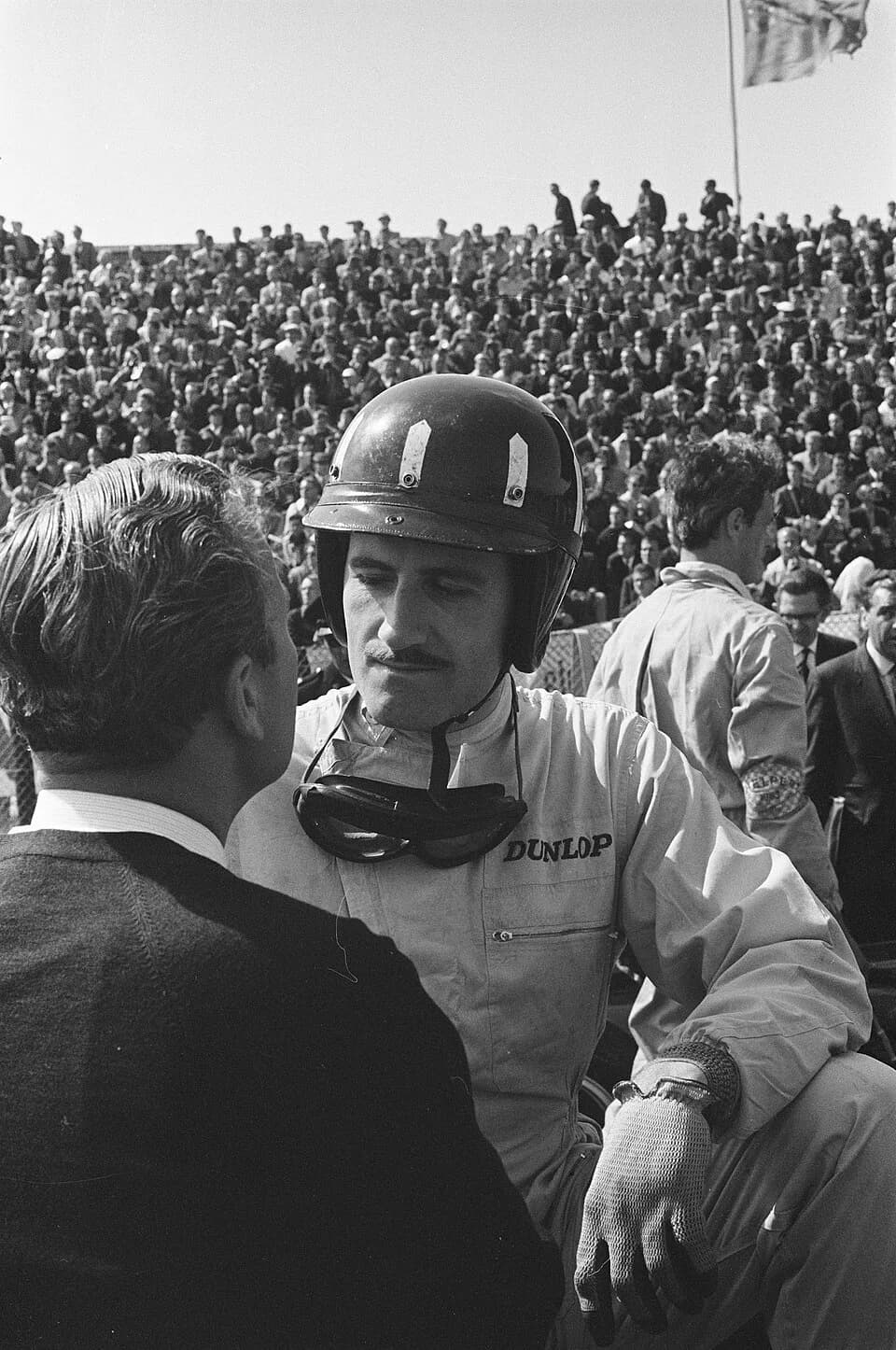 Graham Hill - Grand Prix te Zandvoort. Nummer 16, 17 rennersveld in de bocht.