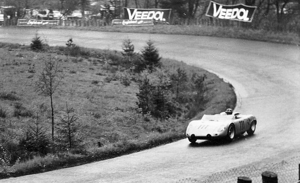 Graham Hill - 1000-km-Rennen auf dem Nürburgring 1962. Graham Hill mit dem Porsche 718 W-RS in der Südkehre. Eigenes Foto, von altem Papierbild gescannt