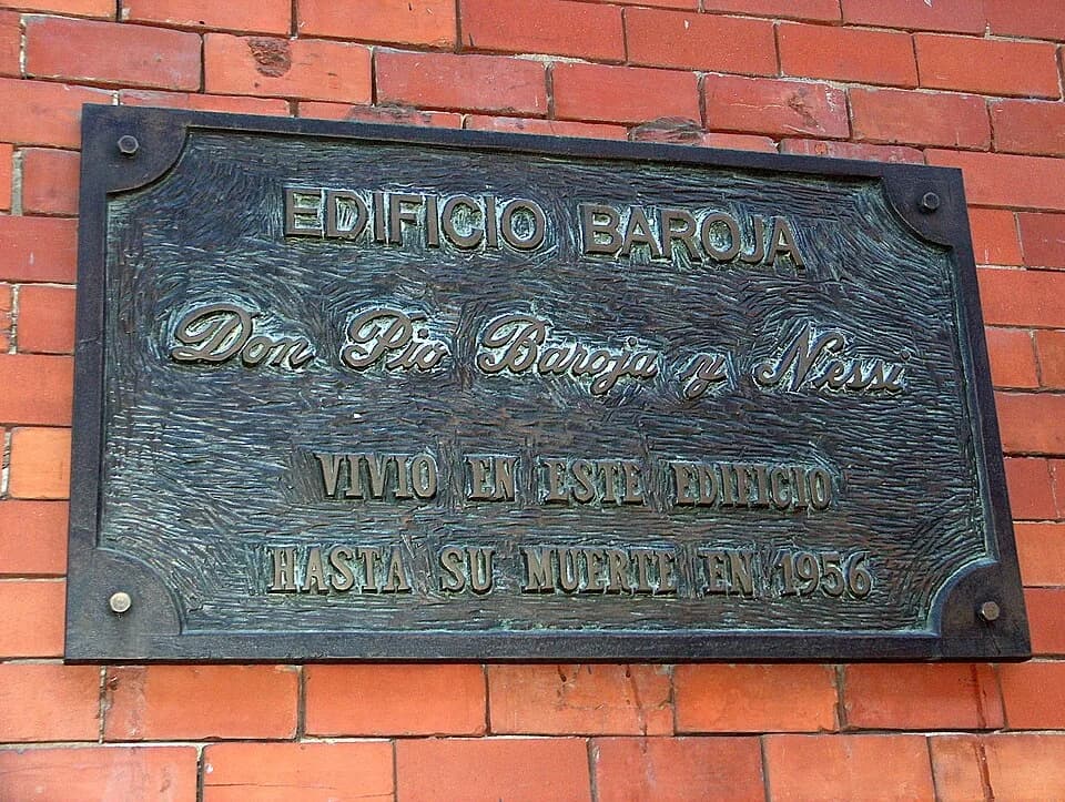Pío Baroja - Placa conmemorativa en el 'Edificio Baroja' en la calle Ruíz de Alarcón, 12 (Madrid).
