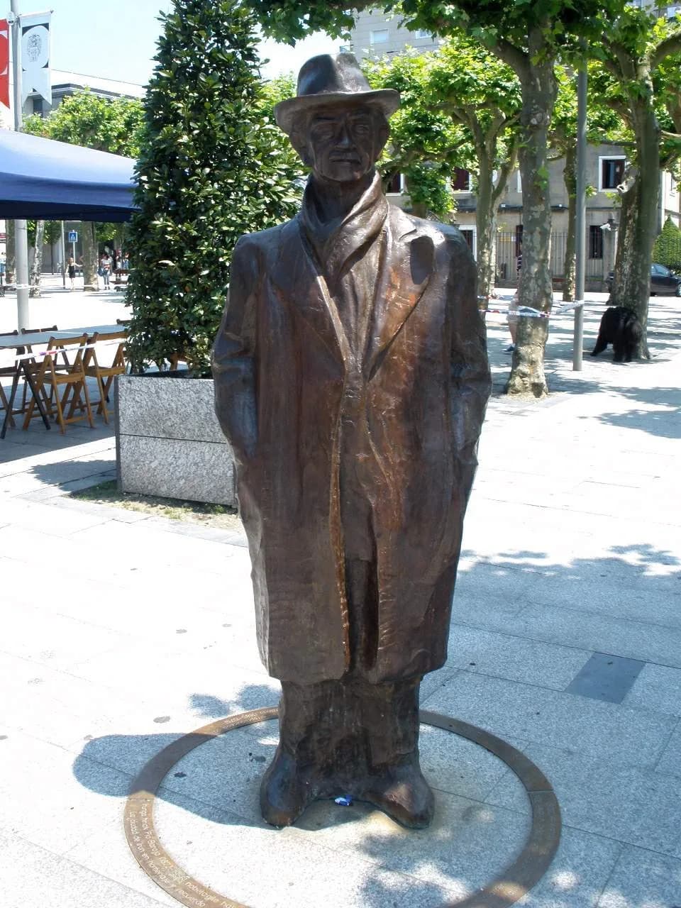 Pío Baroja - Monumento a Pío Baroja en la Plaza Zabaltza de Irún (Gipúzkoa)