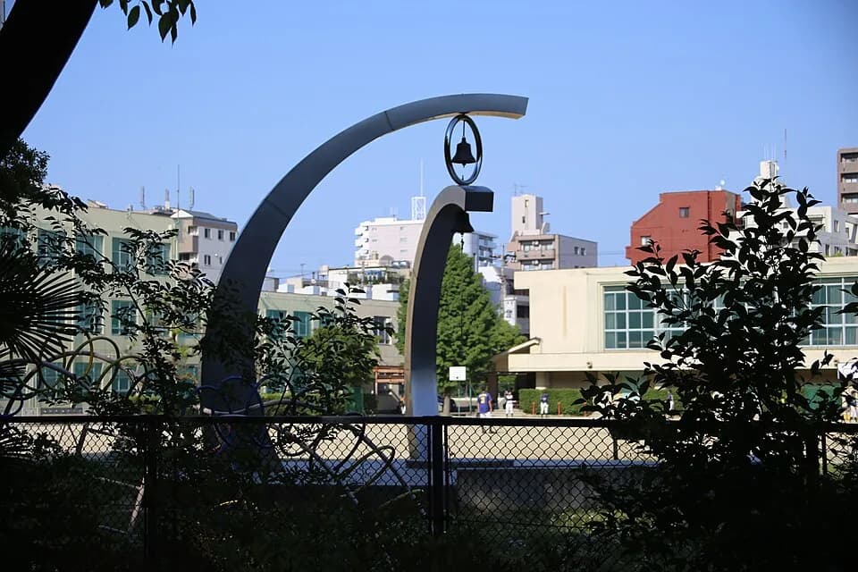 Chiune Sugihara - 名古屋市中区平和一丁目の名古屋市立平和小学校敷地内に設置されている「ちうねチャイム」を西側に隣接する公園より撮影。