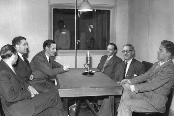 Gunnar Nordahl - Gunnar Gren, Gunnar Nordahl, Nils Liedholm, Ivar Eidefjäll, Sven Jerring and Dan Ekner. Everyone but radio presenter Sven Jerring being an elite football player.