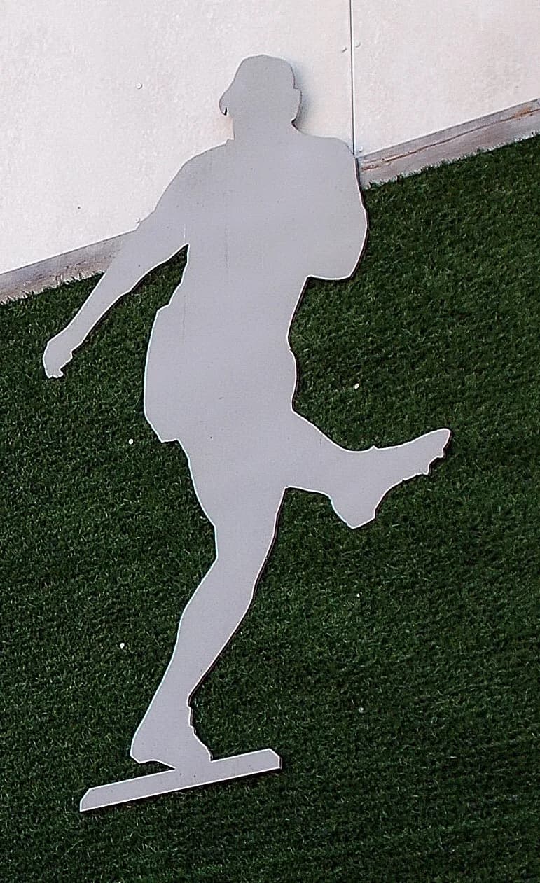 Gunnar Nordahl - Fotbollsspelare av Göran Persson 2000 utförd i Rostfritt stål och konstgräs placerad på fasaden till Stora Valla. Den avbildade spelaren är Gunnar Nordahl 1921-1995, Spelare i DIF 194