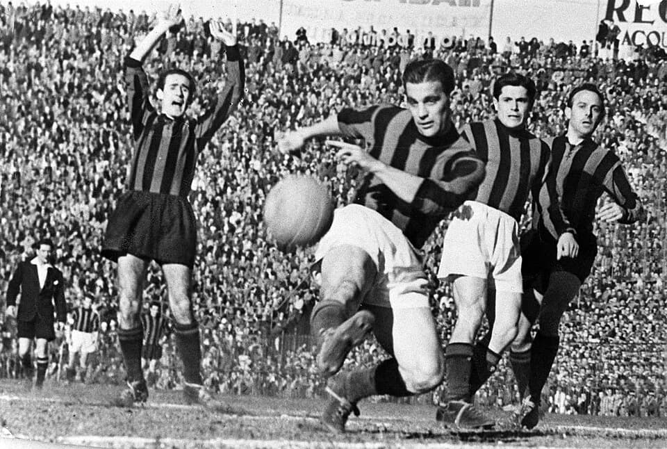Gunnar Nordahl - Milano (Italia), stadio San Siro, 25 marzo 1951. L'attaccante milanista Gunnar Nordahl (al centro) realizza la rete decisiva nel derby di Milano tra FC Internazionale e AC Milan (0-1)