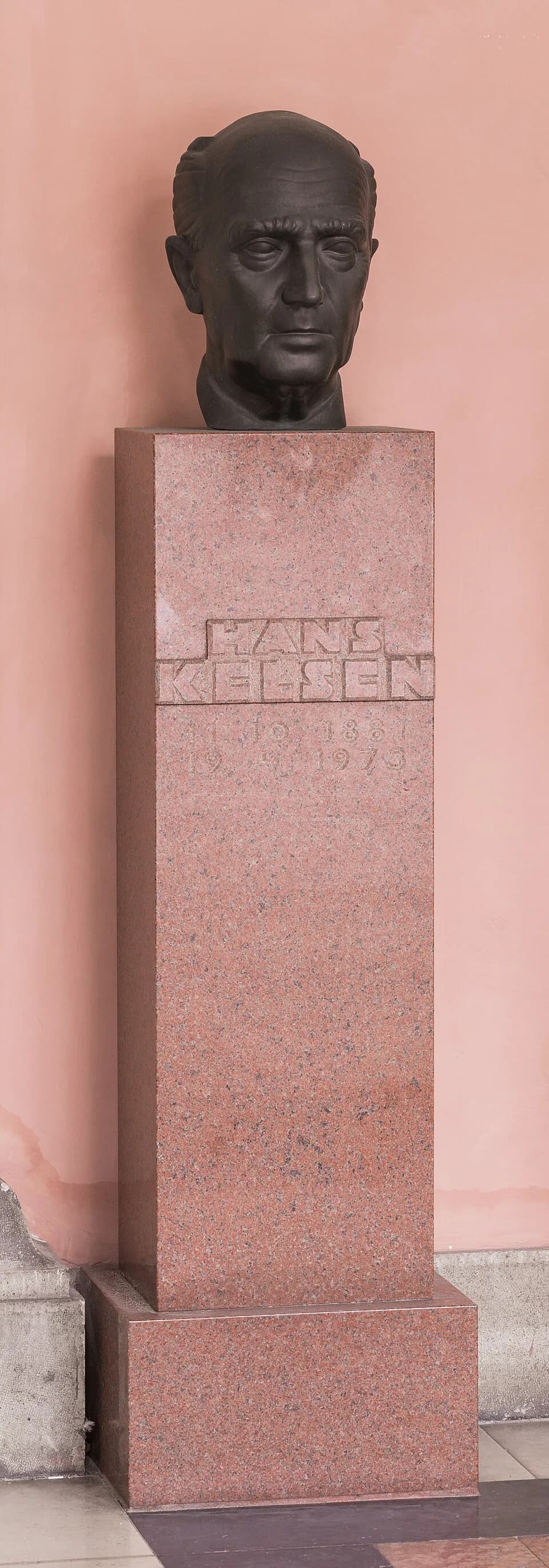 Hans Kelsen - Hans Kelsen (1881-1973), bust (dark bronze) in the Arkadenhof of the University of Vienna, (Maisel# 17). Artist: Ferdinand Welz (1915-2008), unveiled 1984