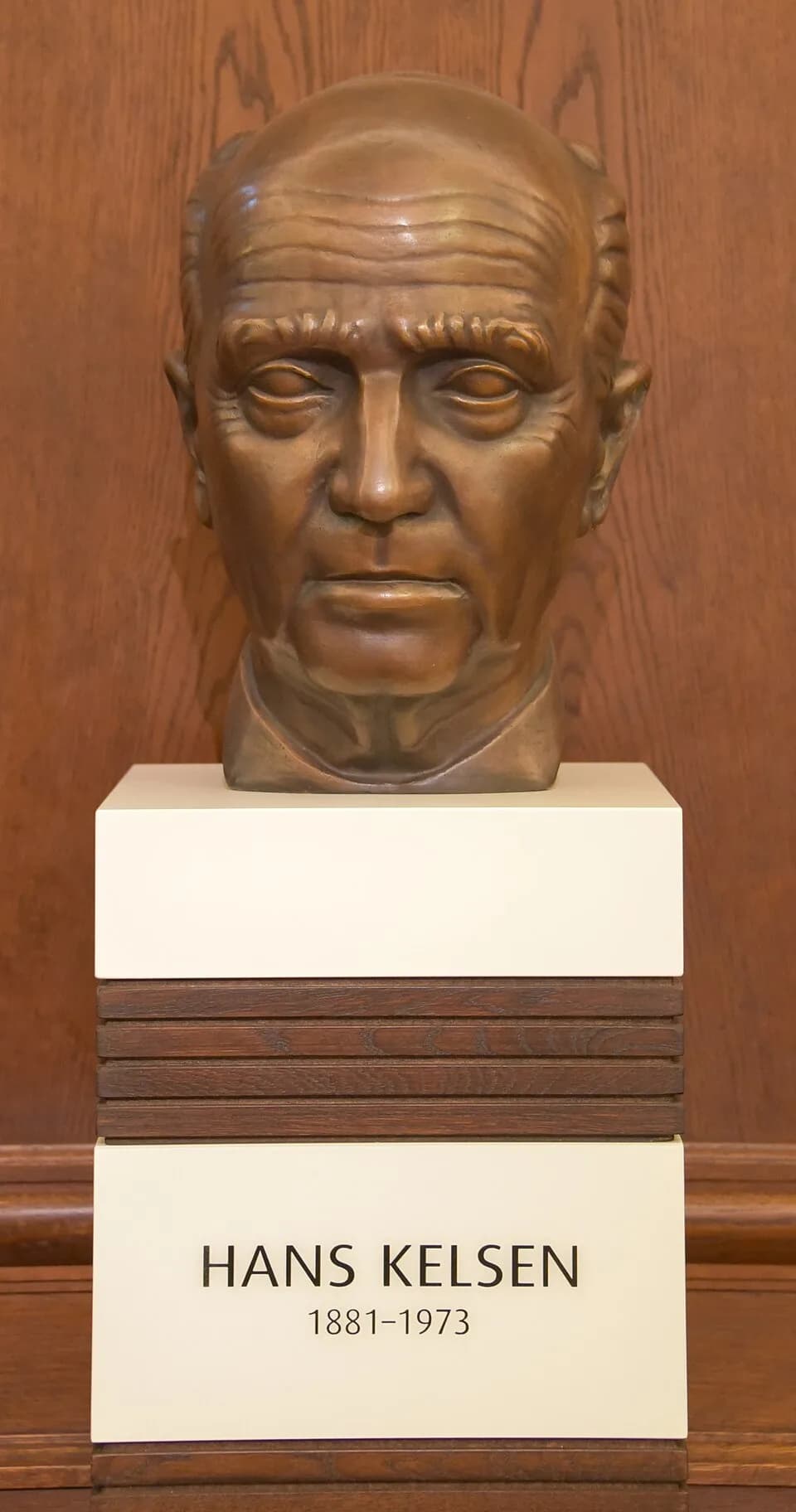 Hans Kelsen - Hans Kelsen Bust Landesgericht Wien