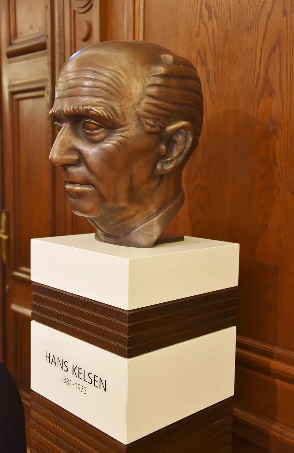 Hans Kelsen - Hans Kelsen Bust Landesgericht Wien