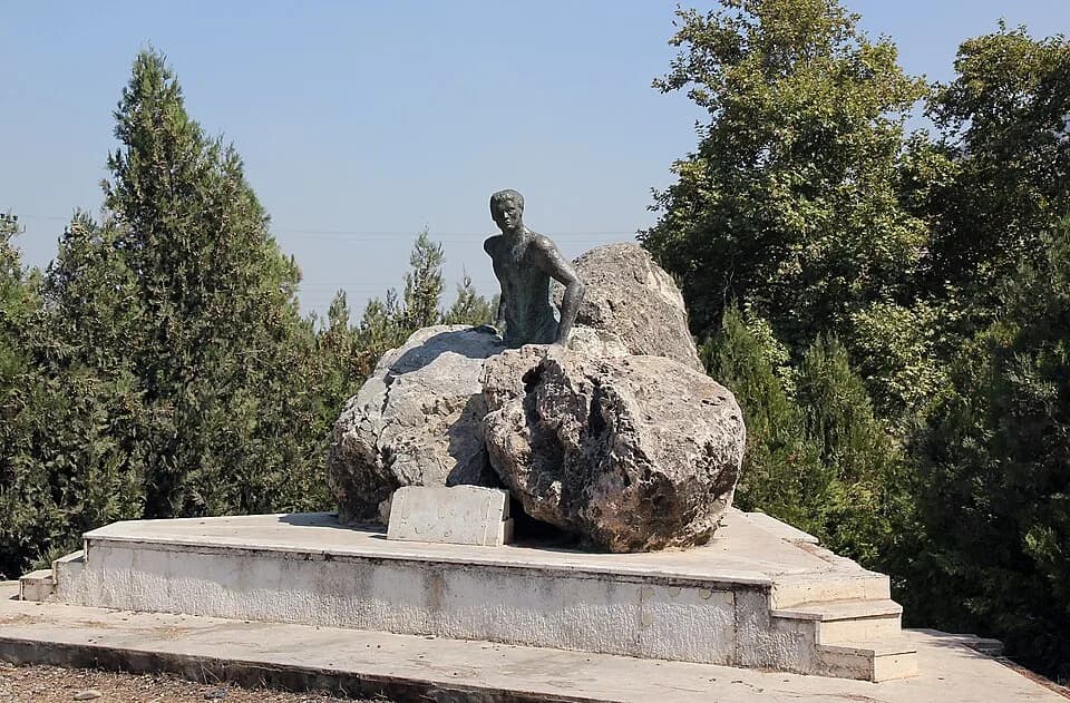Yaşar Kemal - Denkmal für Ince Memed, Figur aus "Memed mein Falke" von Yaşar Kemal, in dessen Geburtsort Hemite (heute Gökcedam), Südtürkei