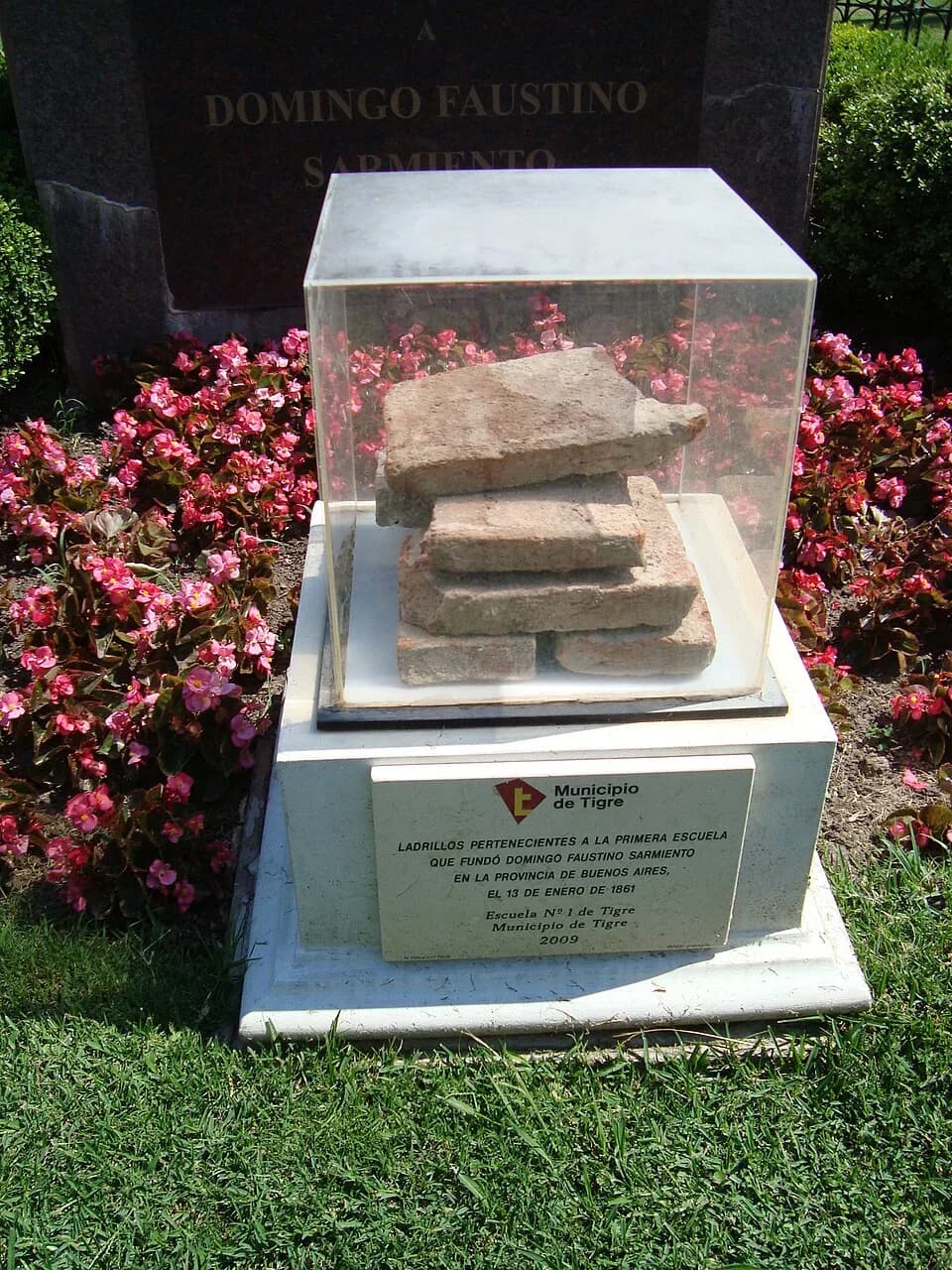 Domingo Faustino Sarmiento - Ladrillos pertenecientes a la primera escuela que fundó Domingo Faustino Sarmiento en la provincia de Buenos Aires.