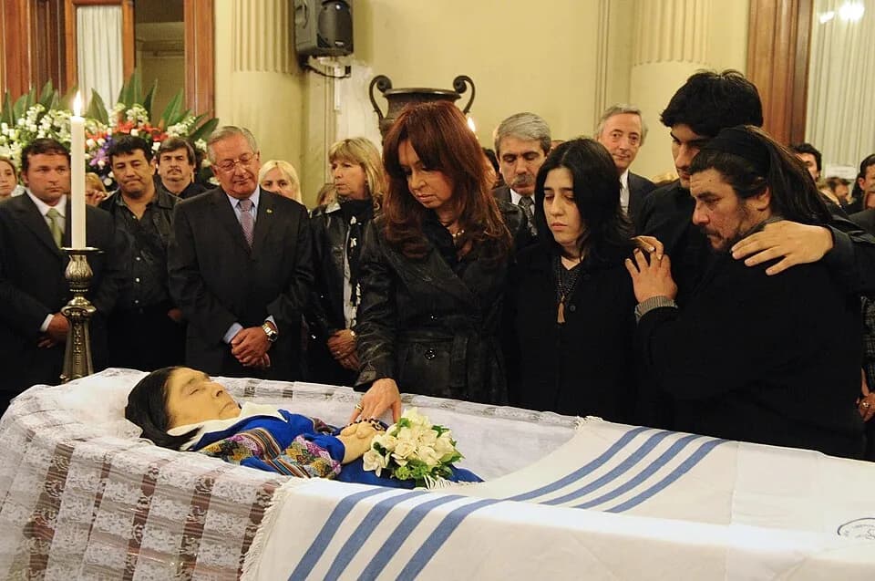Mercedes Sosa - La presidente Cristina Kirchner despidió a Mercedes Sosa en el Parlamento, a donde asistió junto al ex Presidente Nestor Kirchner, el jefe de Gabinete, Aníbal Fernández, y el secretari