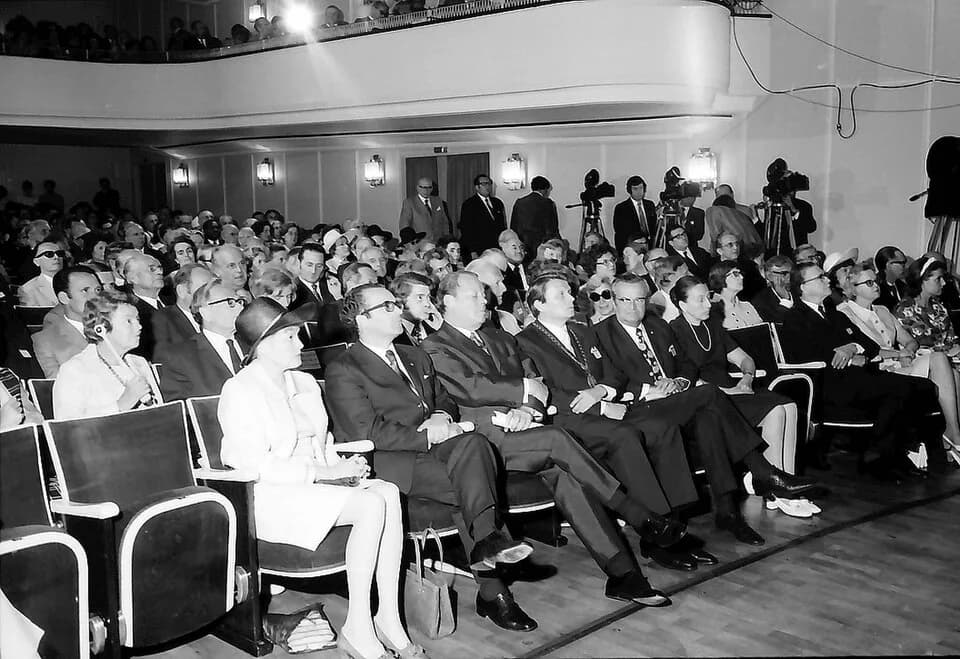 Ulf von Euler - 22. Tagung 1972 Mediziner; Eröffnung, Sitzreihen: Frau Steurer, H. Keßler, Willy Brandt, Oberbürgermeister Steurer, Ph. Held, [frau Held ?], nicht besetzter Platz, Ulf v. Euler, Frau v