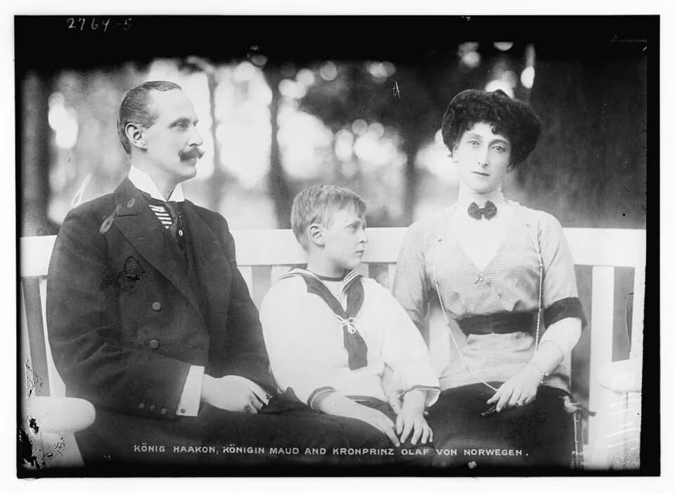 Maud of Wales - King Haakon, Queen Maud and Crown Prince Olaf from Norway. (LOC)
Bain News Service,, publisher.
Haakon VII of Norway, Maud of Wales and Crown Prince Olaf on 1913 July 17 in Norway 
1 n