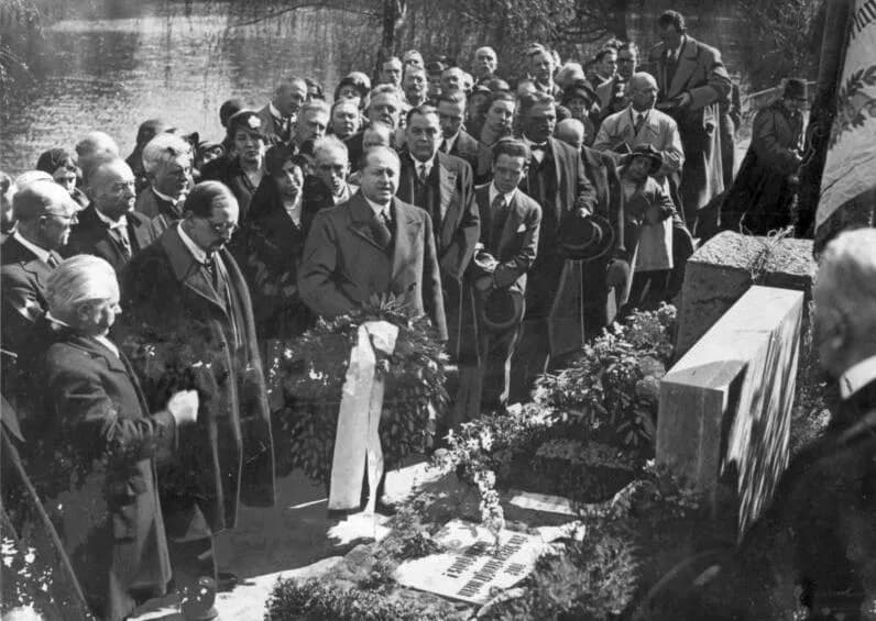 Gottfried Benn - For documentary purposes the German Federal Archive often retained the original image captions, which may be erroneous, biased, obsolete or politically extreme. ADN-ZB/Archiv
Berlin: 