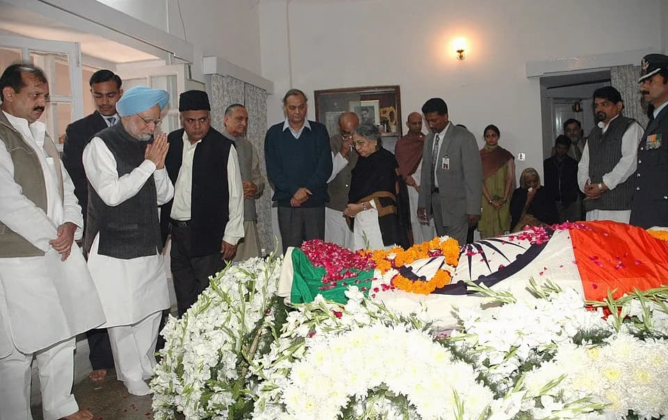 V. P. Singh - The Prime Minister, Dr. Manmohan Singh, paying homage at the mortal remains of the former Prime Minister, Shri V P Singh, in New Delhi on November 28, 2008.