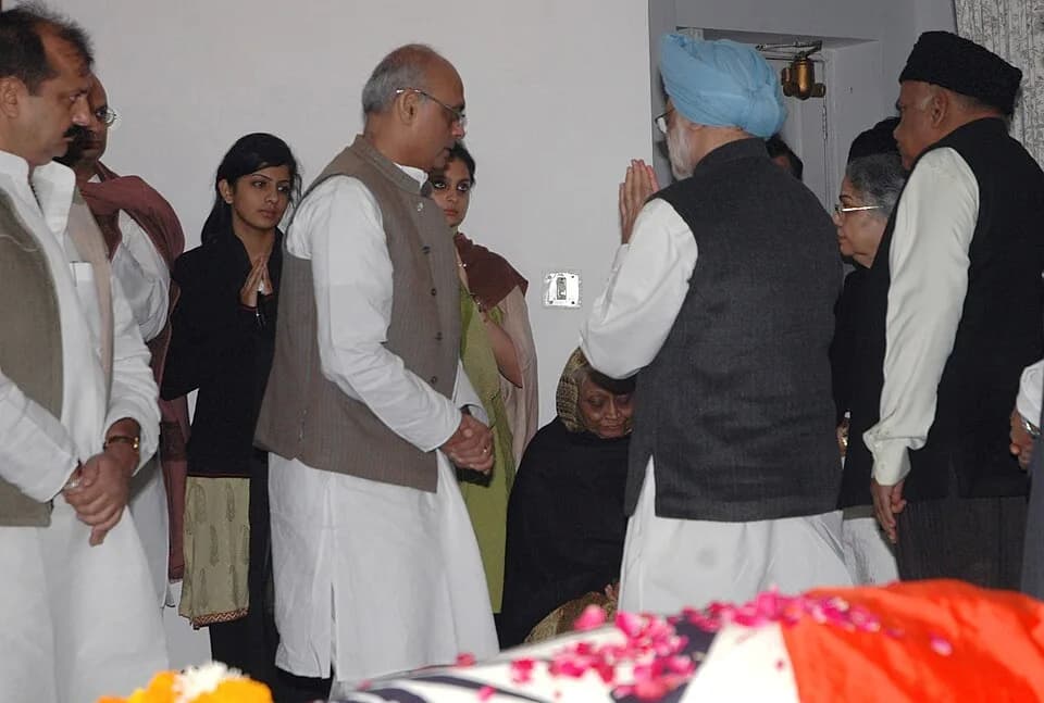 V. P. Singh - The Prime Minister, Dr. Manmohan Singh and his wife Smt. Gursharan Kaur Consoling the bereaved family members of the former Prime Minister, Late Shri V.P Singh, in New Delhi on November 
