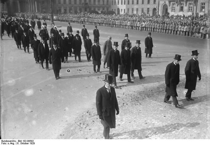 Hermann Müller - For documentary purposes the German Federal Archive often retained the original image captions, which may be erroneous, biased, obsolete or politically extreme. Die feierliche Beisetz