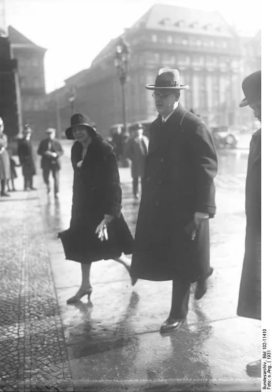 Hermann Müller - For documentary purposes the German Federal Archive often retained the original image captions, which may be erroneous, biased, obsolete or politically extreme. Reichskanzler a.D. Her