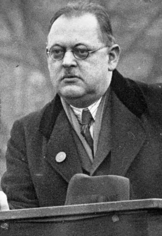 Hermann Müller - For documentary purposes the German Federal Archive often retained the original image captions, which may be erroneous, biased, obsolete or politically extreme. Reichskanzler a.D. Her