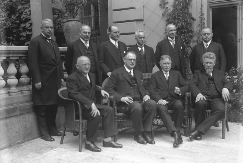 Hermann Müller - For documentary purposes the German Federal Archive often retained the original image captions, which may be erroneous, biased, obsolete or politically extreme. Reichskanzler a.D. Her