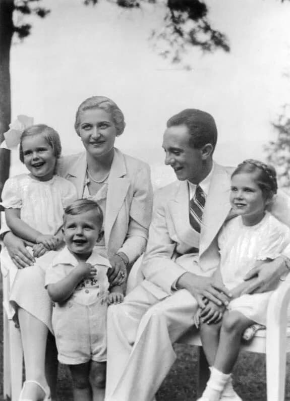 Magda Goebbels - For documentary purposes the German Federal Archive often retained the original image captions, which may be erroneous, biased, obsolete or politically extreme. Magda und Joseph Goebb