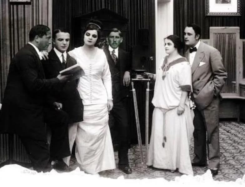Michael Curtiz - A Leányfurfang forgatásán. Balról: Kertész Mihály, Mészáros Alajos, Berky Lili, Bécsi József operatőr, Berky Kató és Ihász Aladár