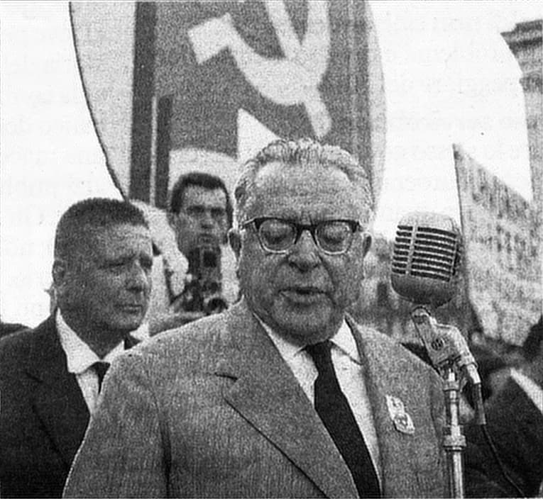 Palmiro Togliatti - Il segretario del PCI Palmiro Togliatti durante un comizio