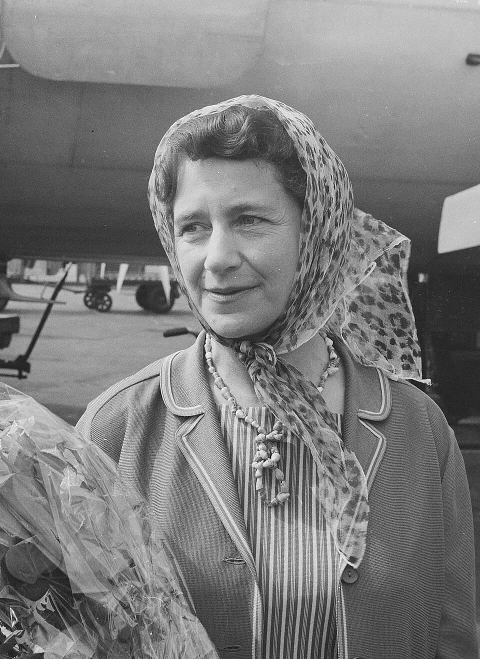 Peggy Ashcroft - Actrice Peggy Ashcroft op Schiphol voor optreden in Stadsschouwburg