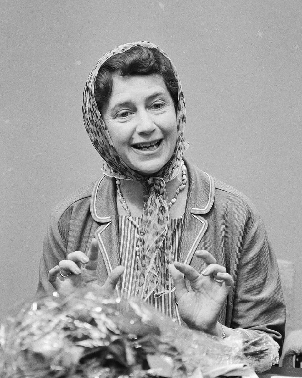 Peggy Ashcroft - Actrice Peggy Ashcroft op Schiphol voor optreden in Stadsschouwburg