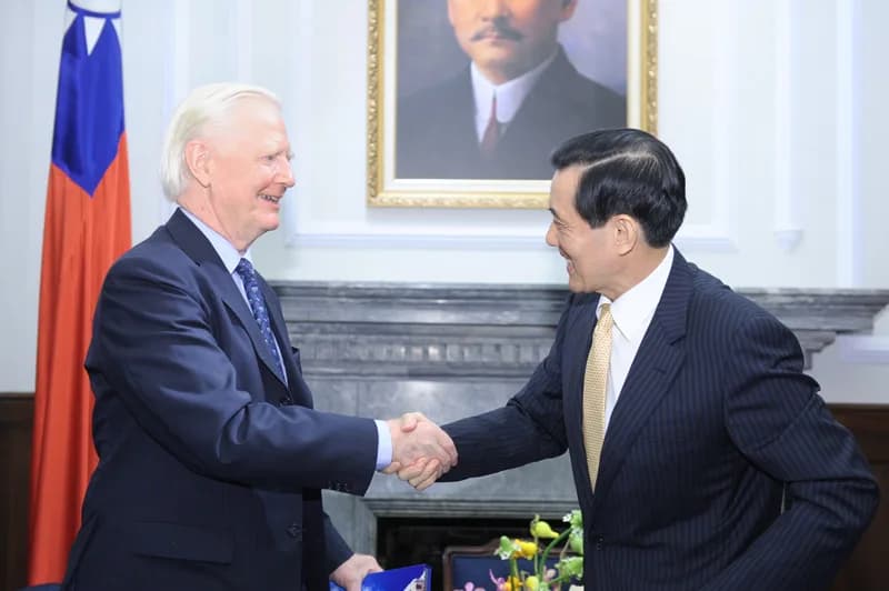 James Mirrlees - President Ma meets 1996 Nobel Laureate in Economic Sciences Professor Sir James A. Mirrlees. (2010/10/08)