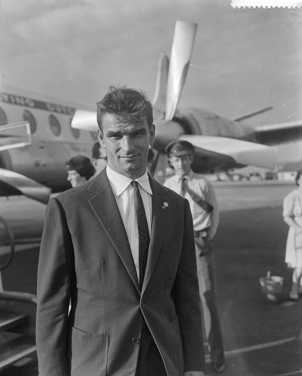 Sándor Kocsis - Collectie / Archief : Fotocollectie Anefo
Reportage / Serie : [ onbekend ]
Beschrijving : Aankomst elftal van Barcelona op Schiphol, De ex-Hongaar Sándor Kocsis
Annotatie : Bijnaam: "H