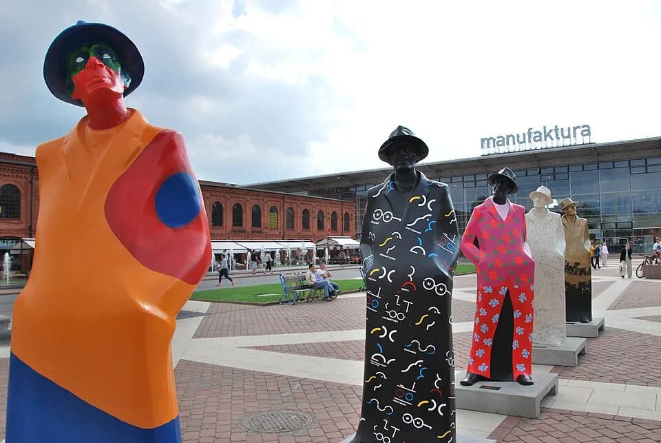 Julian Tuwim - Julian Tuwim moving statues in Manufaktura, Łódź July 2013