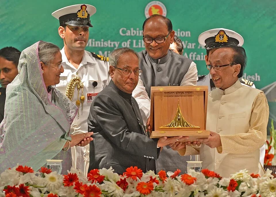 Zillur Rahman - The President, Shri Pranab Mukherjee being presented the Bangladesh Liberation War Honour by the President of Bangladesh, Mr. Md. Zillur Rahman, at Dhaka, Bangladesh on March 04, 2013.